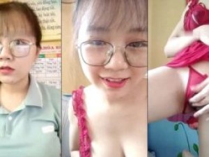 Cô giáo tà dâm đang dạy học thì nứng lên thay đồ trên lớp