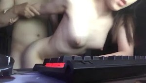 Đang ngồi làm việc thì em cởi đồ làm luôn một nháy trên bàn